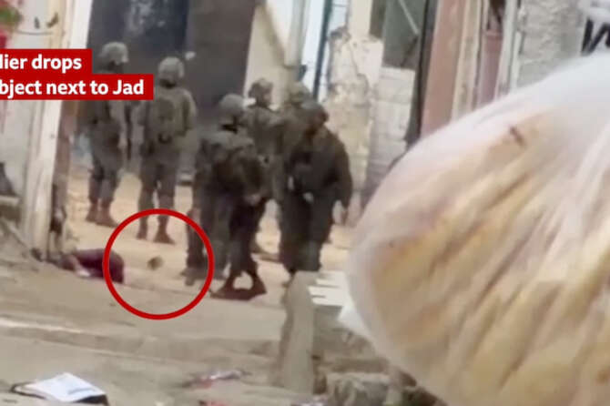 Palestinese di 14 anni ucciso dall’IDF in Cisgiordania, l’inchiesta della Bbc: soldati rimasti a guardare 45 minuti