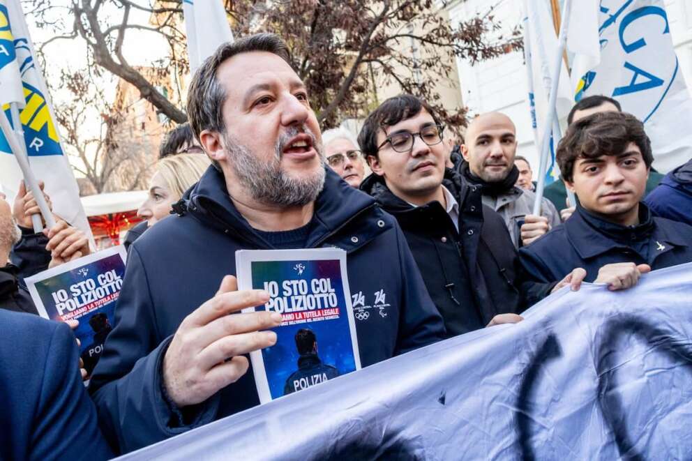 Salvini, la (mezza) retromarcia su Rogoredo dopo gli attacchi all’inchiesta “odiosa” sul poliziotto: “Oltraggio alla divisa”