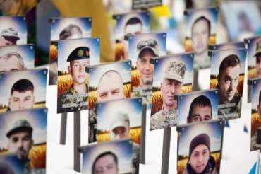 Ucraina, quattro anni di resistenza all’invasione russa. Zelensky: “Putin non ha vinto”