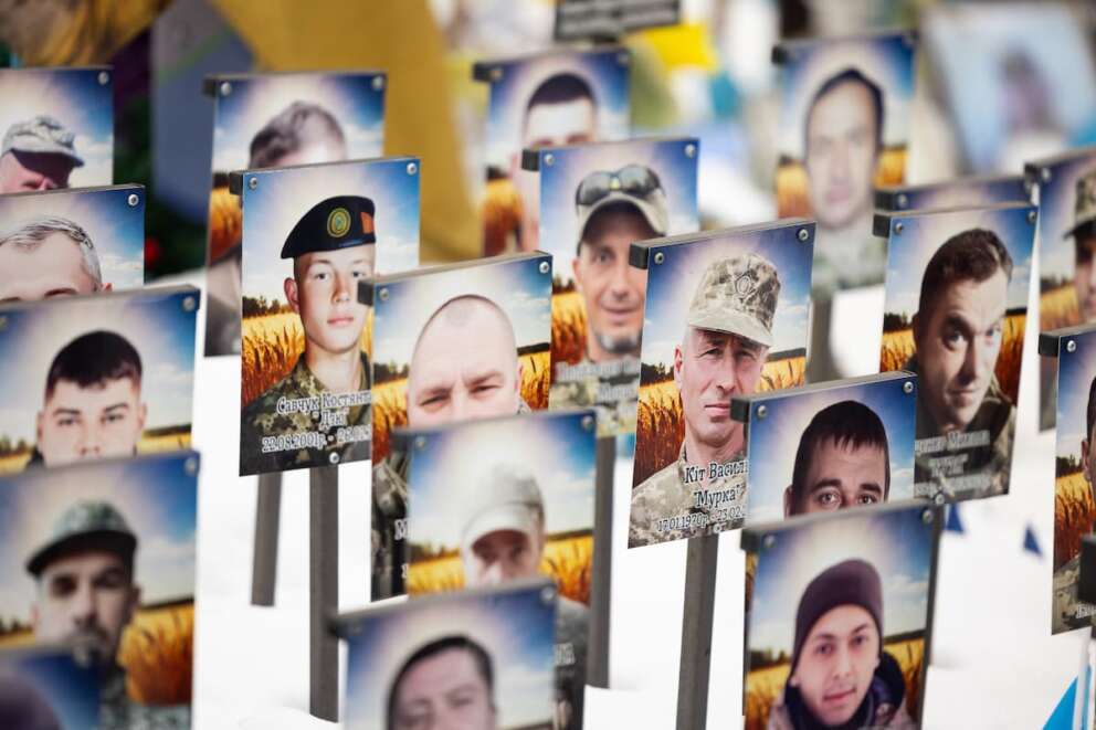 Ucraina, quattro anni di resistenza all’invasione russa. Zelensky: “Putin non ha vinto”