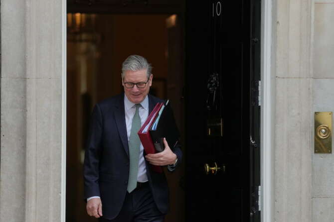 Starmer sotto tiro, think thank vicino al Labour spiava i giornalisti del Sunday Times: il premier britannico vacilla