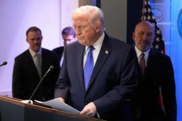 Dazi, Trump rilancia dopo la sentenza della Corte Suprema: nuove imposte al 15% e minacce di indagini contro i Paesi “ostili”