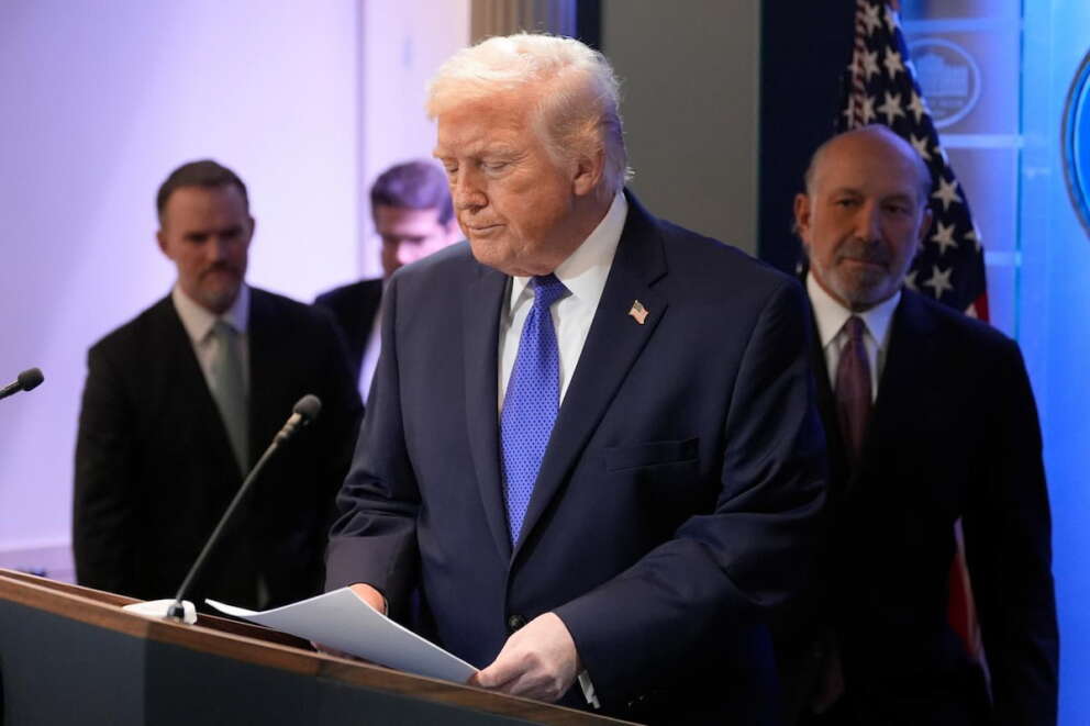 Dazi, Trump rilancia dopo la sentenza della Corte Suprema: nuove imposte al 15% e minacce di indagini contro i Paesi “ostili”