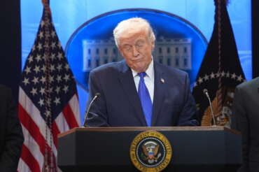 Dazi al 10% ancora bocciati, la sentenza di una Corte federale Usa contro la Casa Bianca: ma Trump torna a minacciare l’Ue