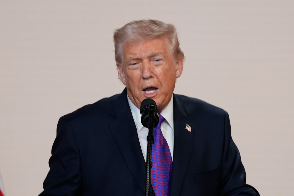 Trump, il ricatto come arma politica: il suo nome all’aeroporto di Washington in cambio dei fondi per un tunnel a New York