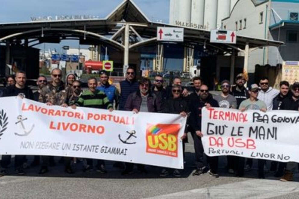 Usb portuali bloccano attracco navi con armi