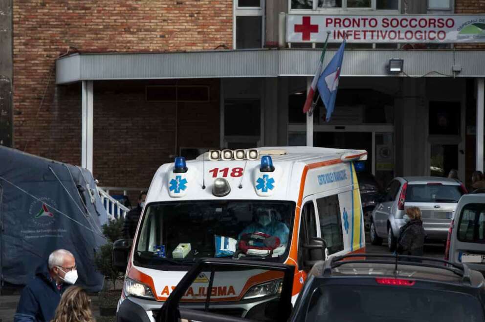 FOTO DI REPERTORIO Foto Valeria Ferraro /LaPresse cronaca 14-11-2020 Napoli Coronavirus, lunghe file di auto fuori dall’ospedale Cotugno di Napoli Photo Valeria Ferraro /LaPresse news November 14, 2020 Naples Italy An ambulance seen while leaving the crowded park. People with suspect Covid-19 receive assistance with oxygen in parking cars and outside hospitals.