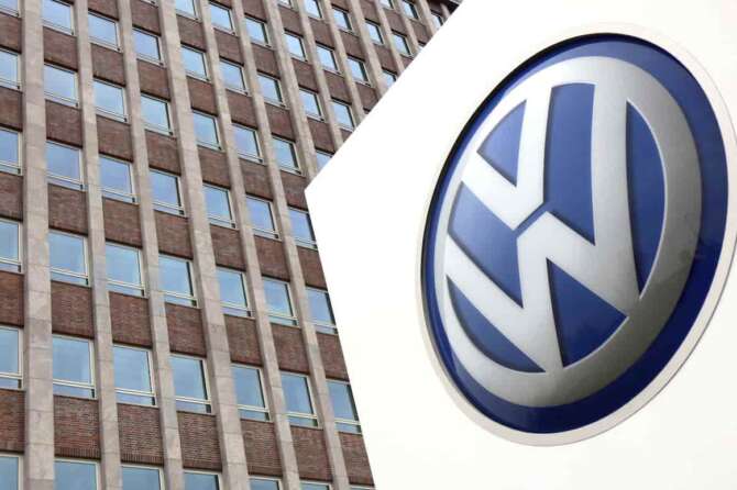 FILE – In this April 13, 2018 file photo, Volkswagen logo is pictured in front of a company building in Wolfsburg, Germany. (AP Photo/Michael Sohn, File) Associated Press/Lapresse Only italy and spain