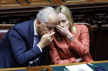 La presidente del Consiglio Giorgia Meloni e il ministro dell’Interno Matteo Piantedosi nell’aula della Camera dei deputati in occasione del voto sull’autorizzazione a procedere in giudizio in relazione al caso Almasri, Roma, Giovedì 9 Ottobre 2025 (Foto Roberto Monaldo / LaPresse) Premier Giorgia Meloni and Interior minister Matteo Piantedosi in the Chamber of deputies during the vote on the authorization to proceed to trial in relation to the Almasri case, Rome, Thursday, October 9, 2025 (Photo by Roberto Monaldo / LaPresse)