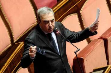 Forza Italia imita Meloni, fuori anche Gasparri, la Lega vuole l’autonomia: Far West nella destra al governo