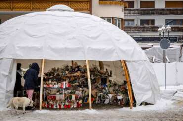 Mourners gather around flowers and candles to commemorate the victims of the “Le Constellation” bar and lounge’s fire, in Crans-Montana, Switzerland, Thursday, Jan. 8, 2026. (Jean-Christophe Bott/Keystone via AP) Associate Press/ LaPresse Only Italy and Spain