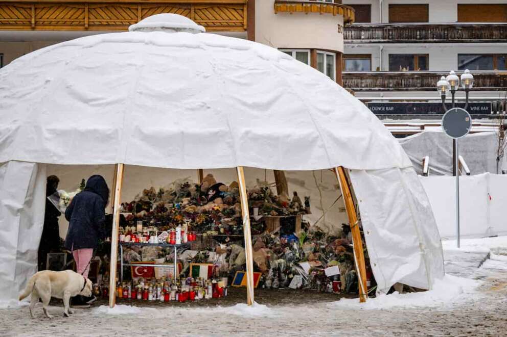 Mourners gather around flowers and candles to commemorate the victims of the “Le Constellation” bar and lounge’s fire, in Crans-Montana, Switzerland, Thursday, Jan. 8, 2026. (Jean-Christophe Bott/Keystone via AP) Associate Press/ LaPresse Only Italy and Spain