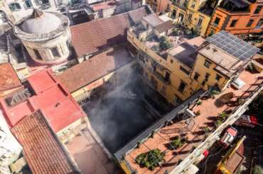 Ricostruire il Sannazaro, il ministero della Cultura acquisterà il teatro distrutto da un incendio: “Rinascerà come una fenice”