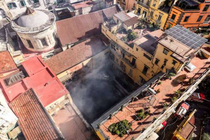 Veduta aerea della cupola del Teatro storico Sannazaro devastato da un incendio a Napoli, Italia – 17 febbraio 2026 – Cronaca – (foto di Alessandro Garofalo/LaPresse) Aerial view of the dome of the historic Sannazaro Theater devastated by a fire in Naples, Italy – February 17, 2026 – News – (photo by Alessandro Garofalo/LaPresse)
