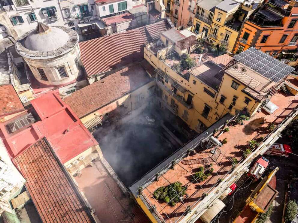 Veduta aerea della cupola del Teatro storico Sannazaro devastato da un incendio a Napoli, Italia – 17 febbraio 2026 – Cronaca – (foto di Alessandro Garofalo/LaPresse) Aerial view of the dome of the historic Sannazaro Theater devastated by a fire in Naples, Italy – February 17, 2026 – News – (photo by Alessandro Garofalo/LaPresse)
