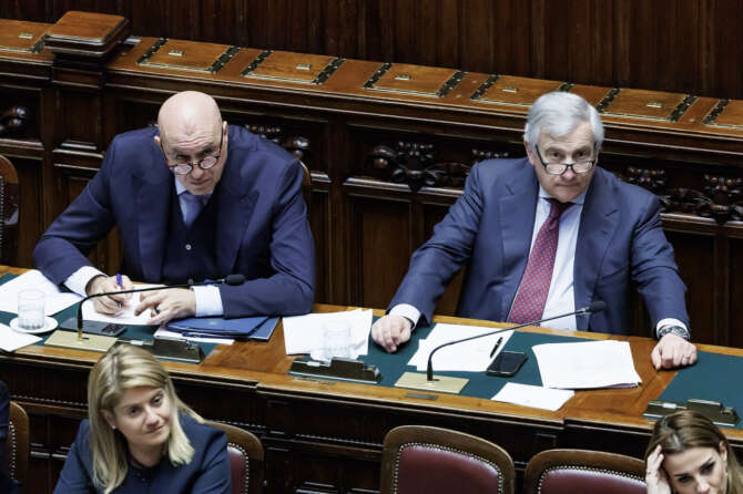 Il ministro della Difesa Guido Crosetto (sx) e il ministro degli Esteri Antonio Tajani nellaula della Camera dei deputati in occasione delle comunicazioni sull’evoluzione della situazione internazionale e sulla richiesta di aiuti da parte dei paesi del Golfo, Roma, Giovedì 5 Marzo 2026 (Foto Roberto Monaldo / LaPresse) 

Defence minister Guido Crosetto (left) and  Foreign minister Antonio Tajani address the Chamber of deputies on the evolution of the international situation and the request for aid from the Gulf countries, Rome, Thursday, March 5, 2026 (Photo by Roberto Monaldo / LaPresse)