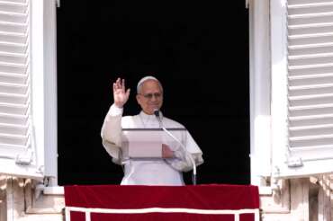 Perché la Chiesa va rifondata: fede e guerra sono inconciliabili, l’appello a Papa Leone viene da Papa Francesco