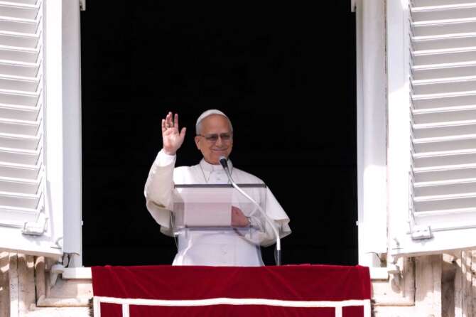 Perché la Chiesa va rifondata: fede e guerra sono inconciliabili, l’appello a Papa Leone viene da Papa Francesco