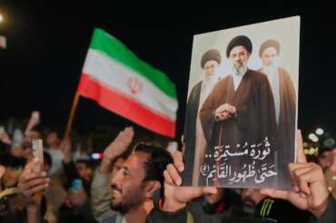 Lo stretto di Hormuz resta “chiuso” su ordine di Khamenei, ma Trump esulta: il caro-petrolio premia gli affari Usa
