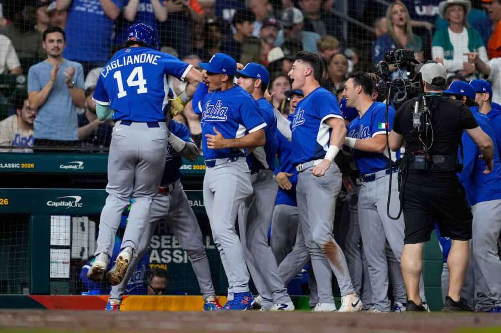 Italy right fielder Jac Caglianone (14) celebrates a home run against the United States with teammates in the forth inning of a World Baseball Classic game, Tuesday, March 10, 2026, in Houston. (AP Photo/Ashley Landis) Associate Press/ LaPresse Only Italy and Spain