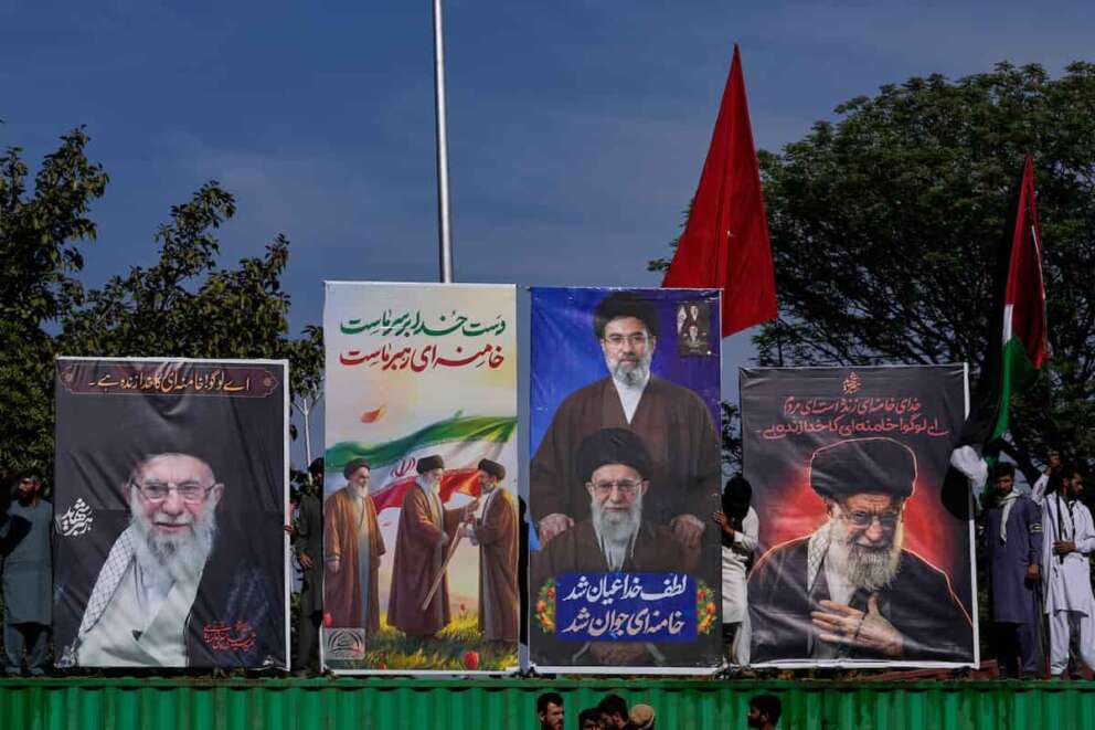 Shiite Muslims adjust huge billboards of Iranian supreme leaders Ayatollah Mojtaba Khamenei and his late father Ayatollah Ali Khamenei during the annual Al-Quds Day rally to show the importance of Jerusalem to Muslims and in solidarity with Palestinian and Iranian people, in Islamabad, Pakistan, Friday, March 13, 2026. (AP Photo/Anjum Naveed) Associate Press/ LaPresse Only Italy and Spain