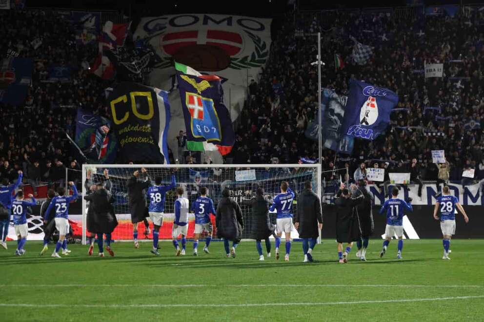 Como’s under the supportes during the Serie A soccer match between Como and Roma at the Giuseppe Sinigaglia stadium in Como, north Italy – March 15 2026 Sport – Soccer. (Photo by Antonio Saia/LaPresse)