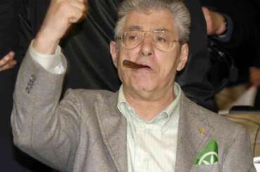 Leader of the Northern League party Umberto Bossi celebrates at the party headquarters in Milan, Italy, April 14, 2008. Bossi died at the age of 84 on Thursday, March 19, 2026. (AP Photo/Luca Bruno, File) Associate Press/ LaPresse Only Italy and Spain Associate Press/ LaPresse Only Italy and Spain