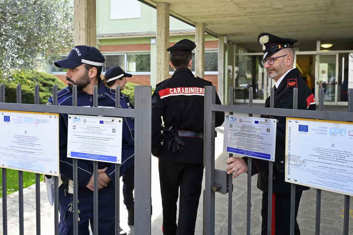 Insegnante accoltellata a scuola da 13enne, la lettera della prof: “Non saprà neanche perché l’ha fatto, non lasciamoci vincere dal buio”
