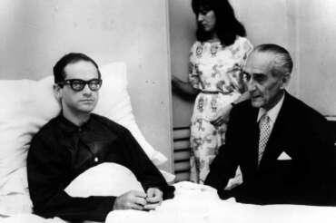 luglio 1963 Torino archivio storico Gino Paoli (Monfalcone, 23 settembre 1934) è un cantautore, musicista e politico italiano. nella foto: il cantante Paoli Gino è stato trasportato a Torino per una visita più completa. Gino Paoli con la moglie mentre viene visitato dal Prof. Dogliotti Busta n° 1824