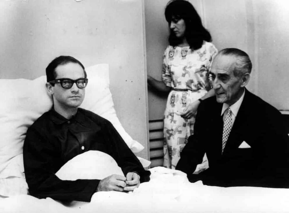 luglio 1963 Torino archivio storico Gino Paoli (Monfalcone, 23 settembre 1934) è un cantautore, musicista e politico italiano. nella foto: il cantante Paoli Gino è stato trasportato a Torino per una visita più completa. Gino Paoli con la moglie mentre viene visitato dal Prof. Dogliotti Busta n° 1824