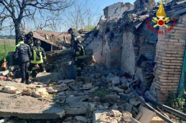 Esplosione e crollo al Parco degli Acquedotti: morti un uomo e una donna, si scava ancora sotto le macerie