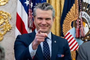 Hegseth voleva fare soldi con la guerra in Iran, l’inchiesta del Financial Times sul “ministro della guerra” di Trump