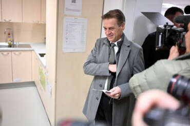 Slovenia, il premier Golob ferma l’avanzata del populista Janša: vittoria di un soffio contro l’alleato di Orban