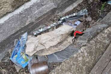 Attirato nei bagni e accoltellato: 15enne ferito, denunciati un 17enne e un 15enne a Napoli