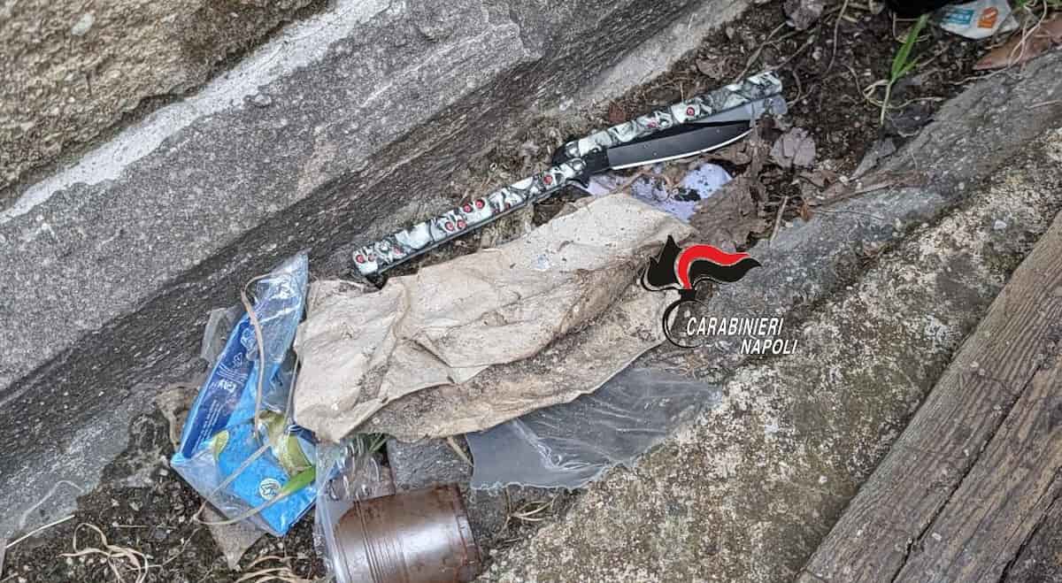 Attirato nei bagni e accoltellato: 15enne ferito, denunciati un 17enne e un 15enne a Napoli