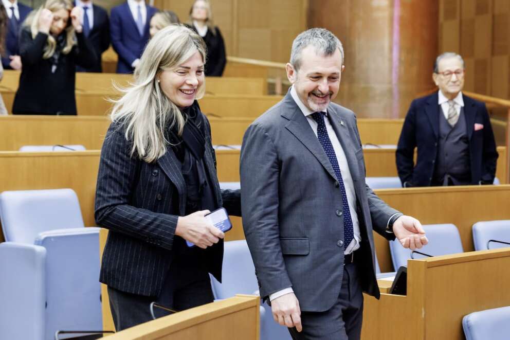 Delmastro e Bartolozzi si dimettono: il sottosegretario e la “zarina” di Nordio capri espiatori per il referendum