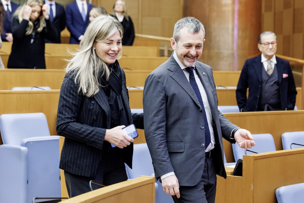 Delmastro e Bartolozzi si dimettono: il sottosegretario e la “zarina” di Nordio capri espiatori per il referendum