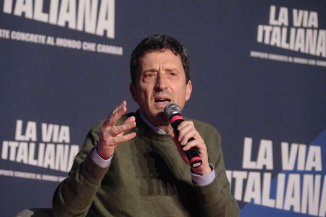 Russia alla Biennale di Venezia, Buttafuoco nel mirino dell’Europa che minaccia di tagliare i fondi: anche Giuli lo scarica