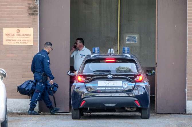 “Tortura sui detenuti” del carcere minorile di Casal del Marmo, indagati dieci agenti: le violenze anche con gli estintori
