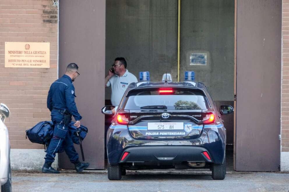 “Tortura sui detenuti” del carcere minorile di Casal del Marmo, indagati dieci agenti: le violenze anche con gli estintori