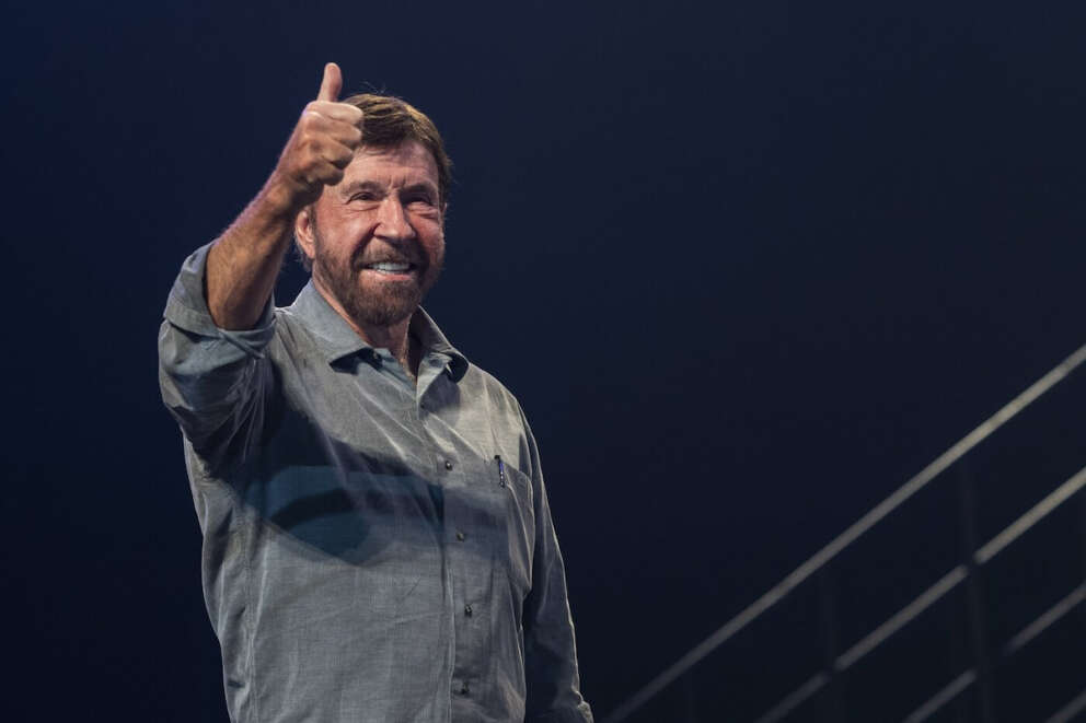 Morto Chuck Norris, attore di “Walker Texas Rangers” e icona dei film di azione Usa: aveva appena compiuto 86 anni