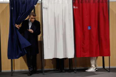 Francia, avanzata del Rassemblement National alle elezioni comunali: per Parigi ballottaggio con i socialisti in vantaggio