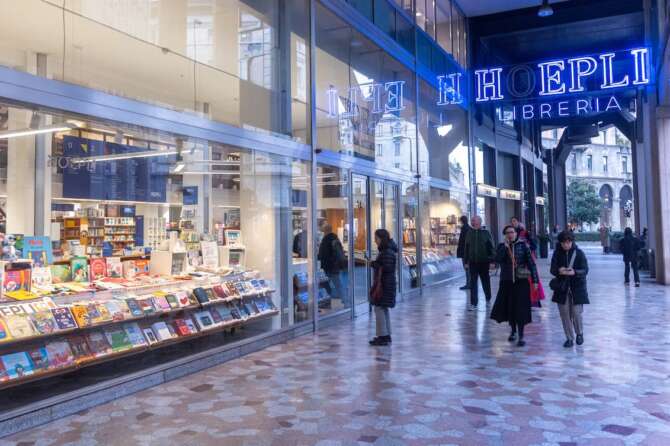 Hoepli in liquidazione, la storica libreria e casa editrice di Milano rischia la fine tra conti in rosso e crisi interna