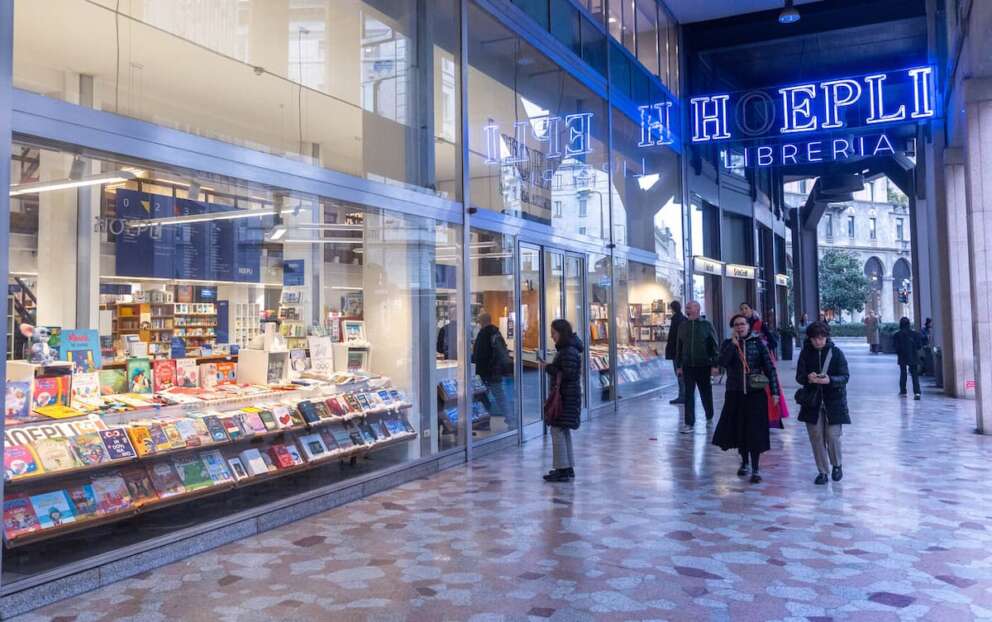 Hoepli in liquidazione, la storica libreria e casa editrice di Milano rischia la fine tra conti in rosso e crisi interna