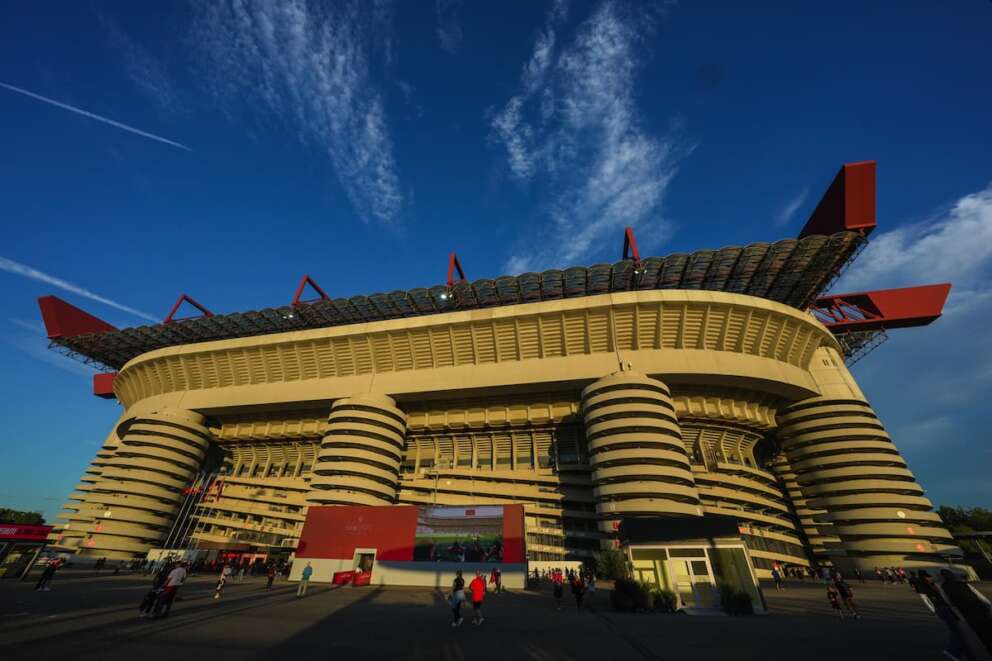 Stadio San Siro, nove indagati per la vendita per turbativa e rivelazione di segreto: “Inter e Milan favoriti dal Comune”
