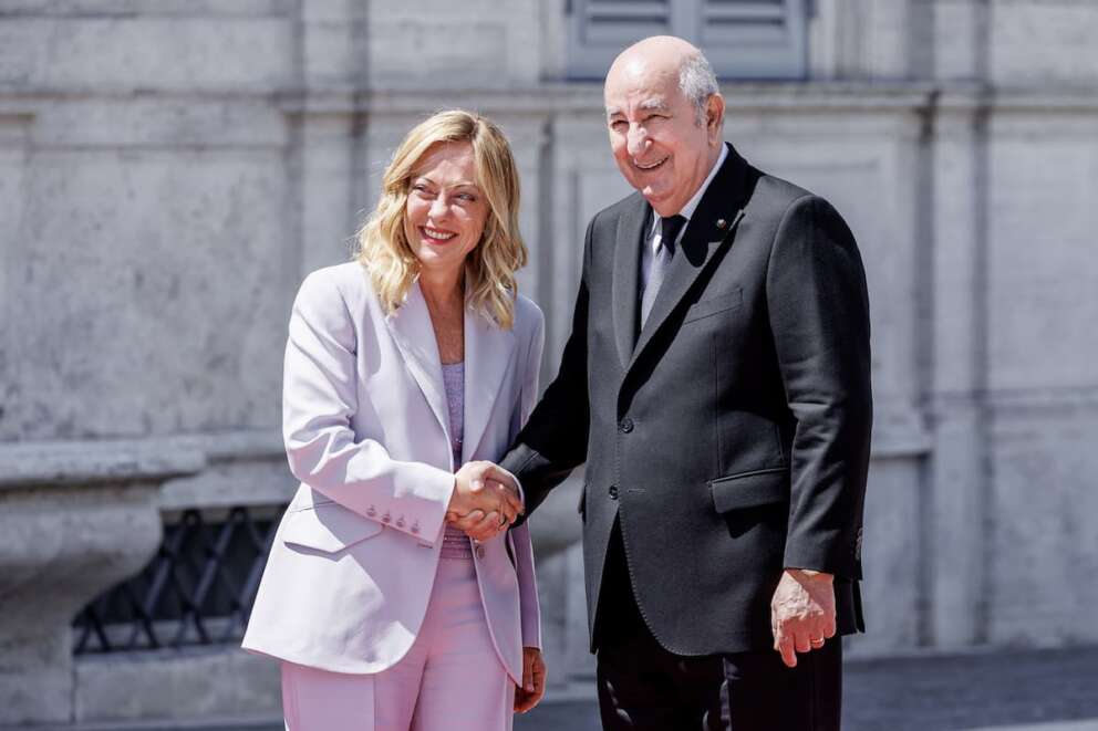 Meloni in Algeria lontana dal caos post-referendum, sul tavolo la crisi energetica: pressing per nuove forniture di gas