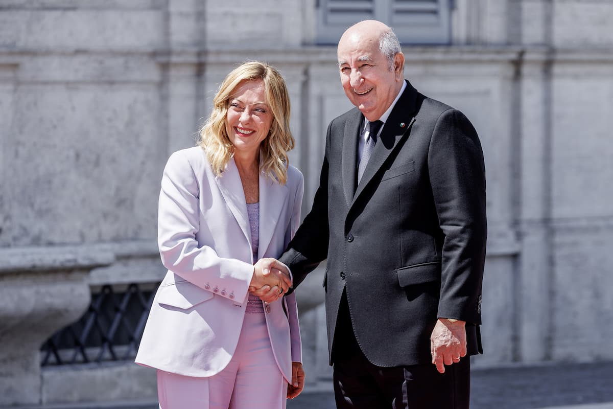 Meloni in Algeria lontana dal caos post-referendum, sul tavolo la crisi energetica: pressing per nuove forniture di gas