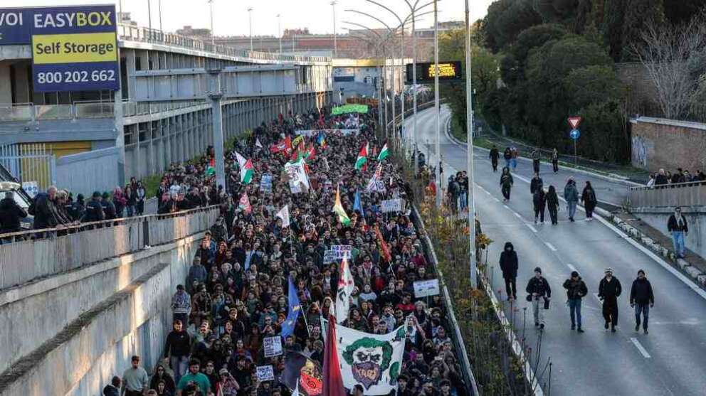 Pace, democrazia e lavoro: tre sassi contro la destra