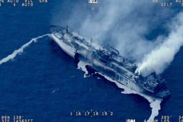 Petroliera russa alla deriva nel Mediterraneo, la nave si allontana da Lampedusa: resta l’allerta per il rischio ambientale