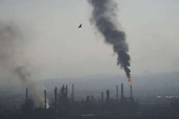 Petrolio alle stelle, prezzi più alti dallo scoppio della guerra in Ucraina: G7 apre al rilascio delle riserve strategiche